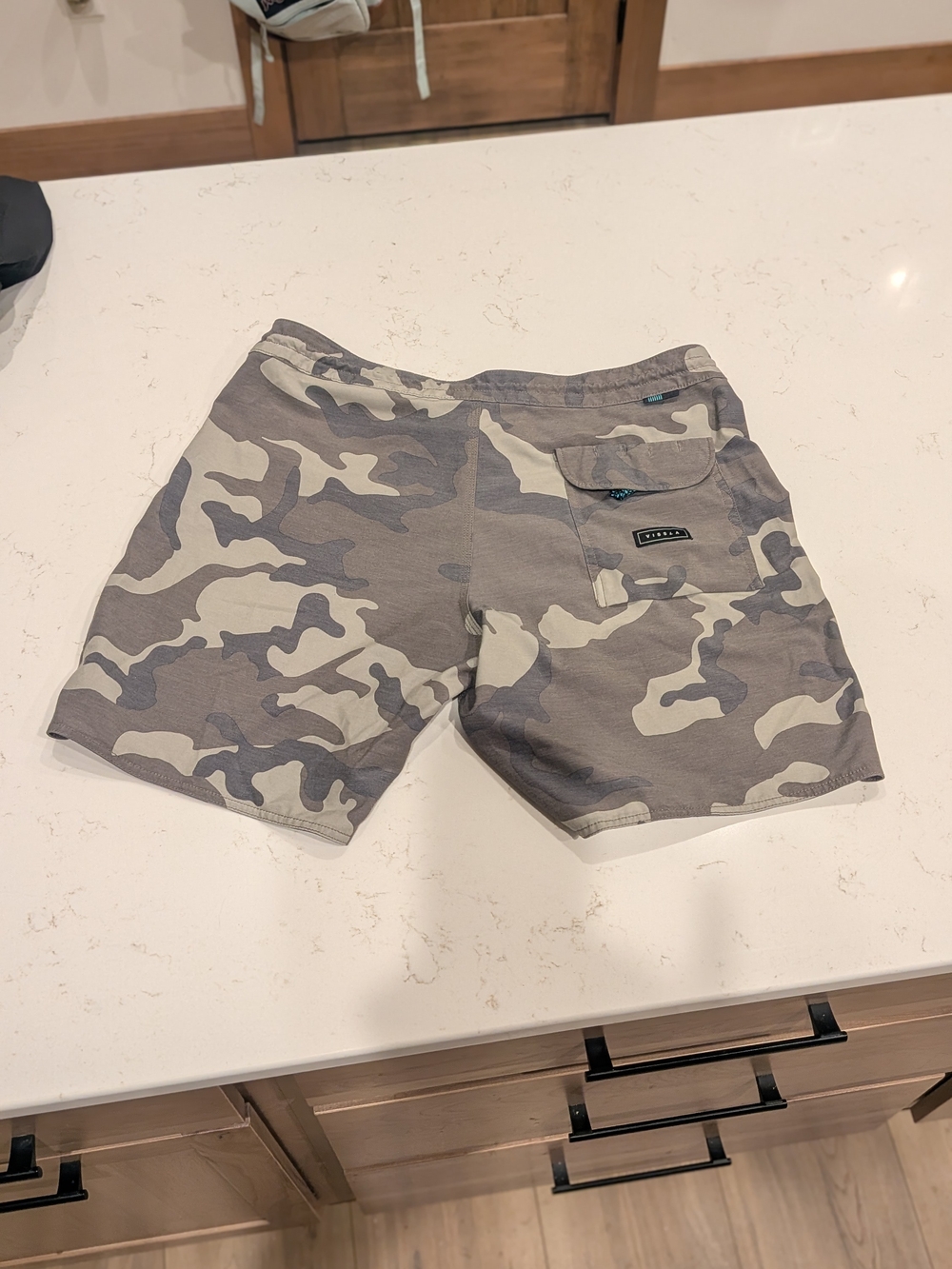 VISSLA Sz 34 Gray Olive Camo Boardshorts with Logo Waistband - Picture 2 of 3